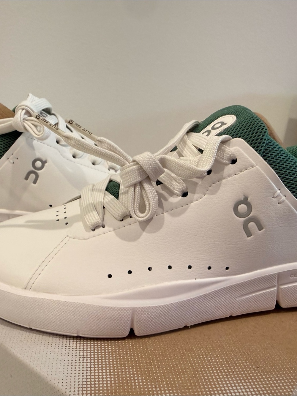 On Cloud THE ROGER Advantage Low Top Lace-Up Sneakers White/Green Size 6.5W